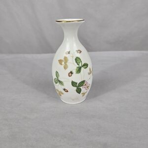 WEDGWOOD Wild Strawberry 5" Bud Vase, Crafted in England, NICE!